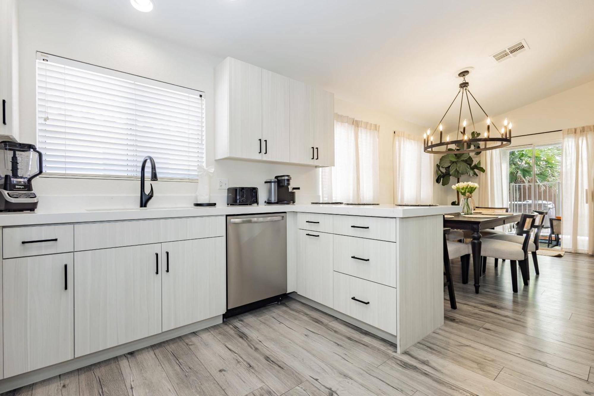 Holiday home Modern 3br W Pool, Hot Tub, Sleeps 6