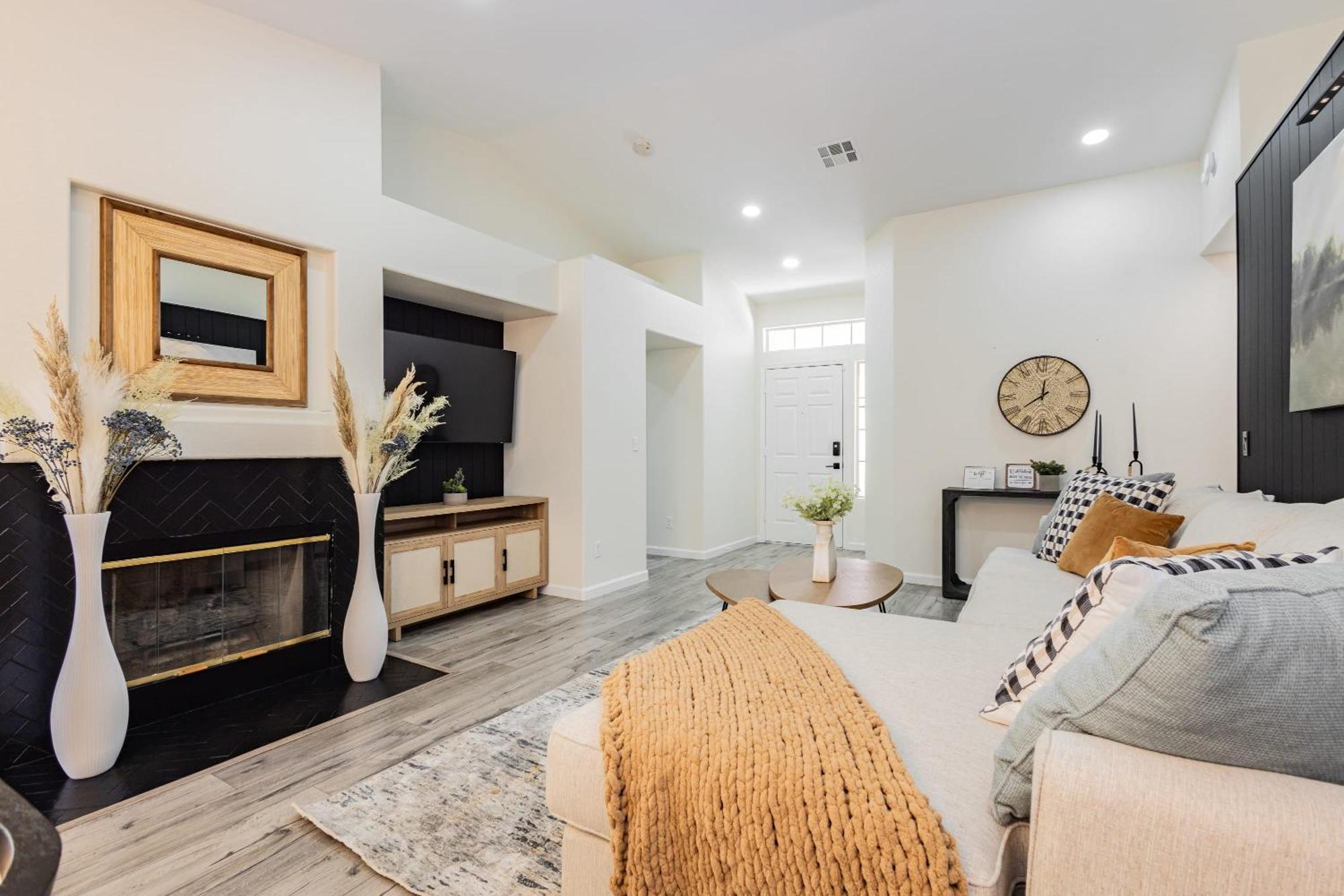 Modern 3br W Pool, Hot Tub, Sleeps 6 Holiday home Las Vegas