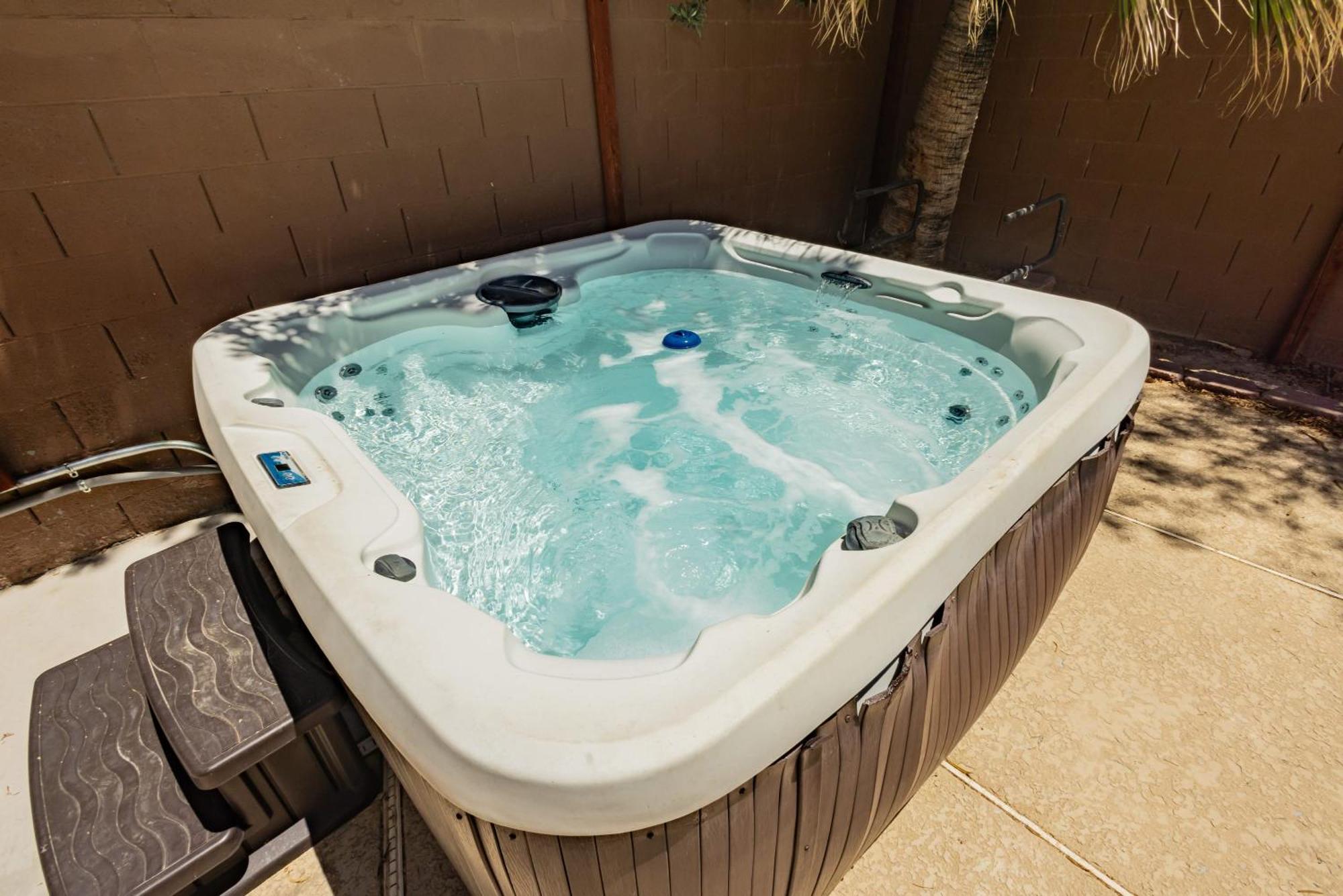 Modern 3br W Pool, Hot Tub, Sleeps 6 Holiday home