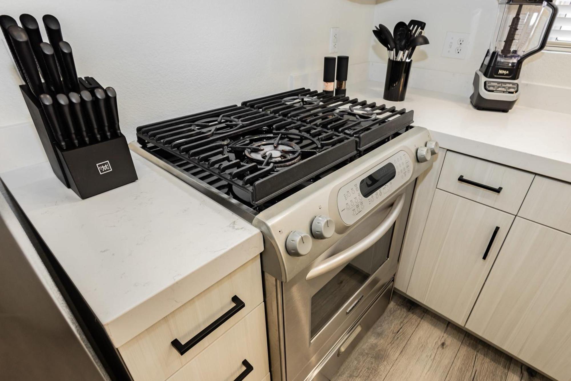 Modern 3br W Pool, Hot Tub, Sleeps 6 Holiday home *