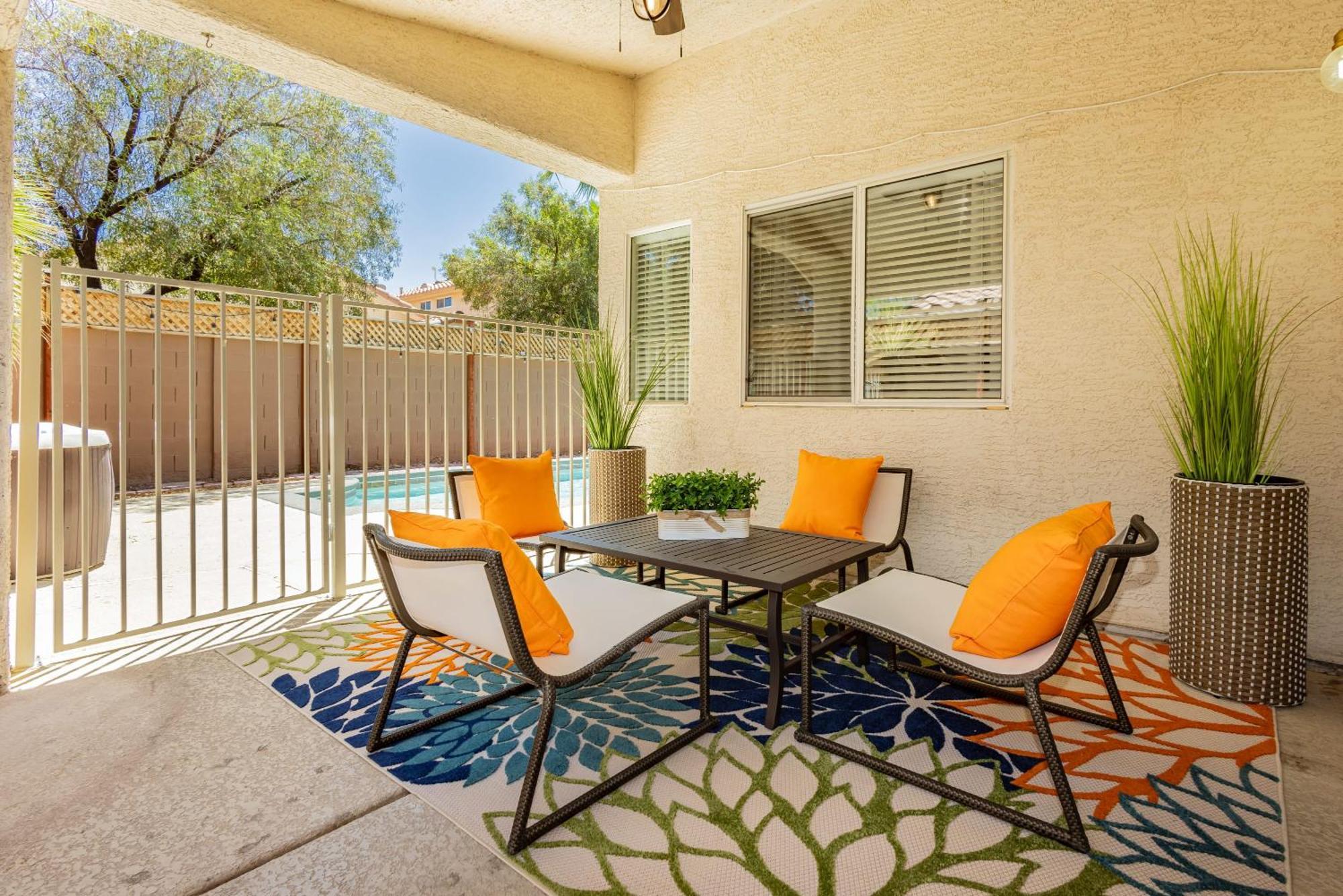 Holiday home Modern 3br W Pool, Hot Tub, Sleeps 6 *