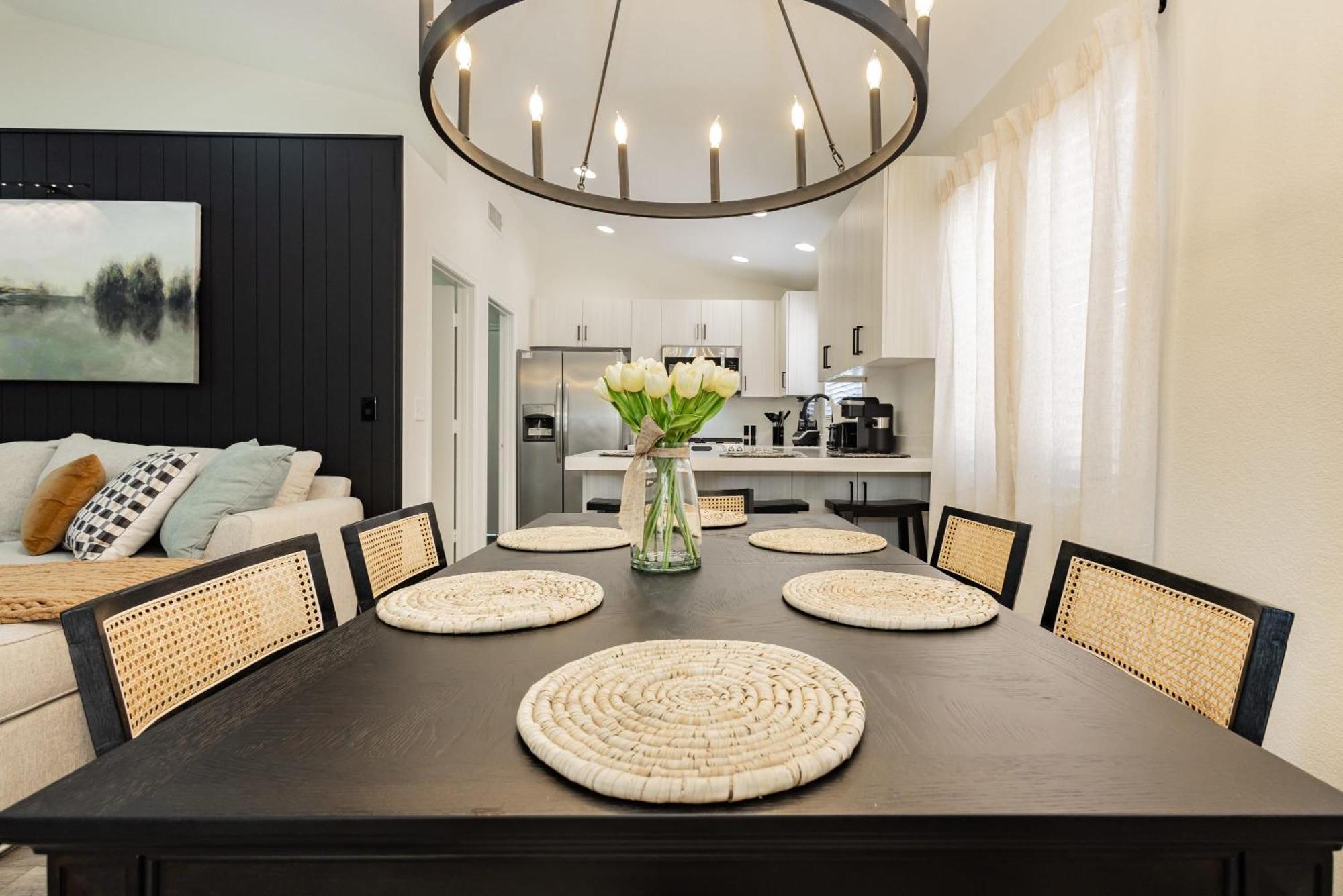 Modern 3br W Pool, Hot Tub, Sleeps 6 Holiday home Las Vegas