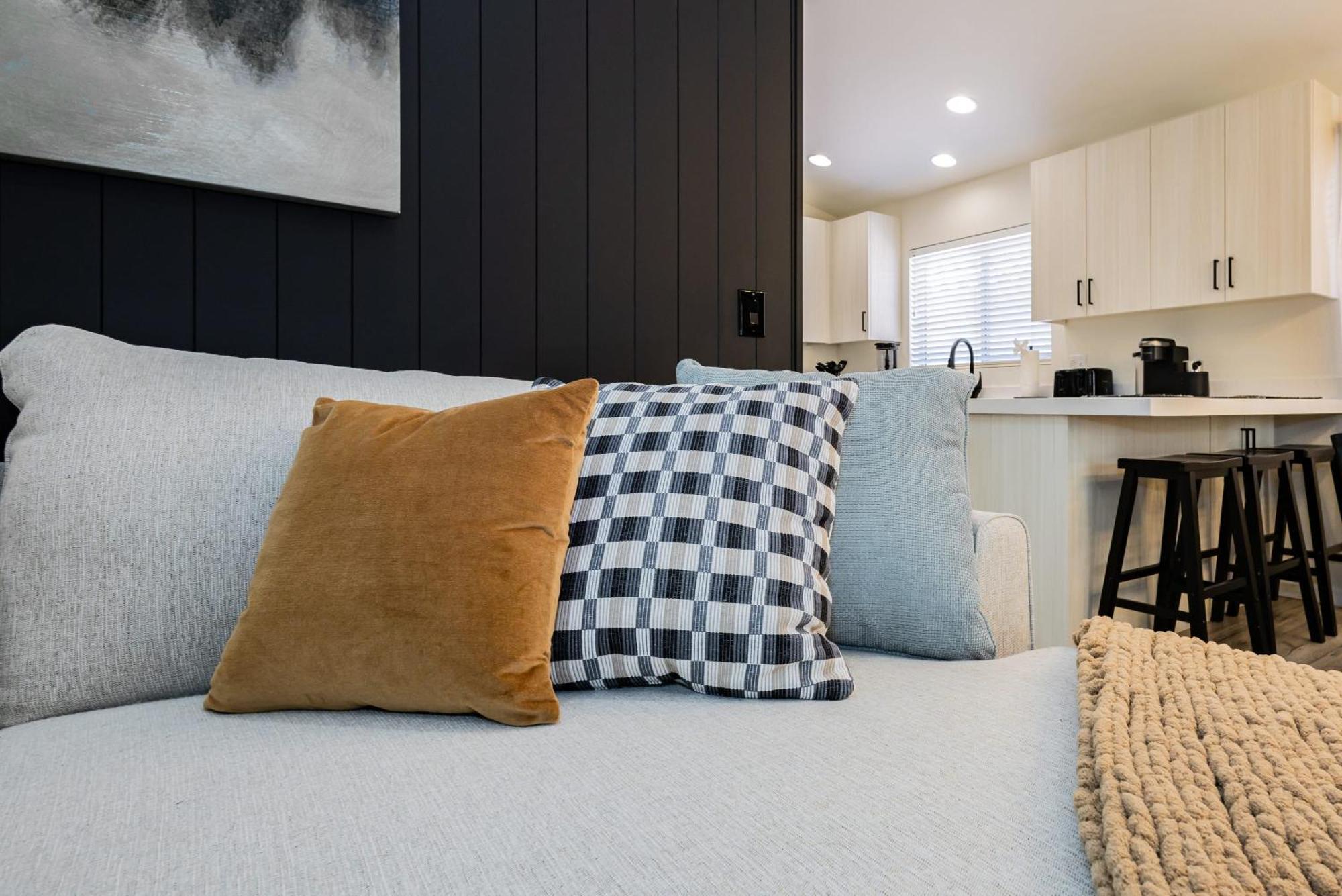 Holiday home Modern 3br W Pool, Hot Tub, Sleeps 6 *