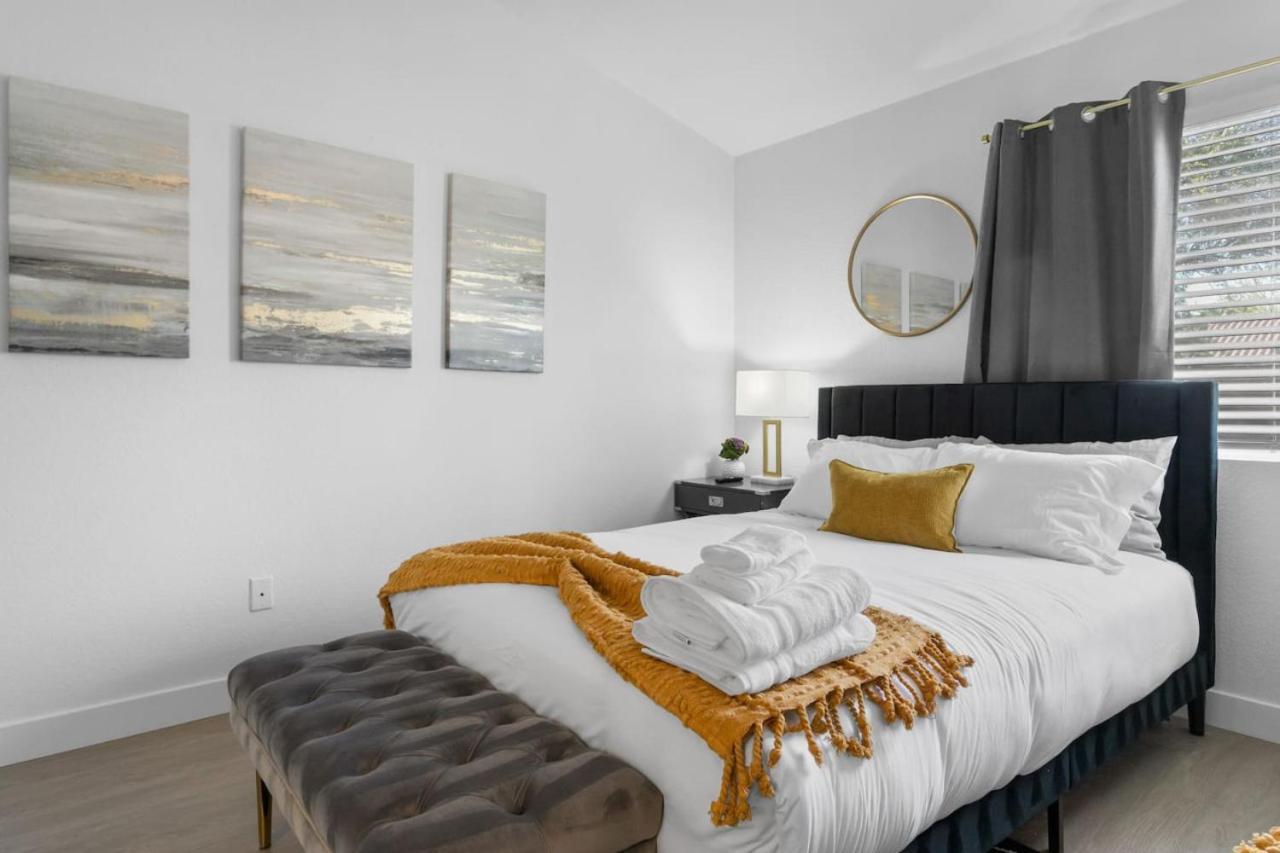 Сasa de vacaciones Stylish 4br With New Pool By Craig Park *