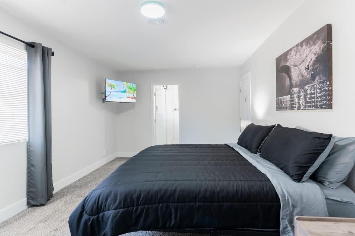 5mins To Fremont 10mins To Strip! Sleeps 8! Las Vegas