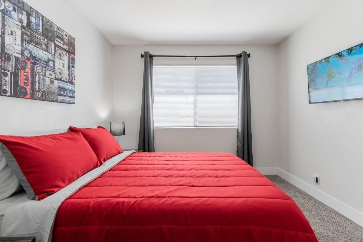 Holiday home 5mins To Fremont 10mins To Strip! Sleeps 8! Las Vegas