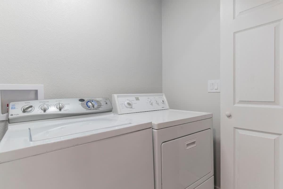 5mins To Fremont 10mins To Strip! Sleeps 8! *