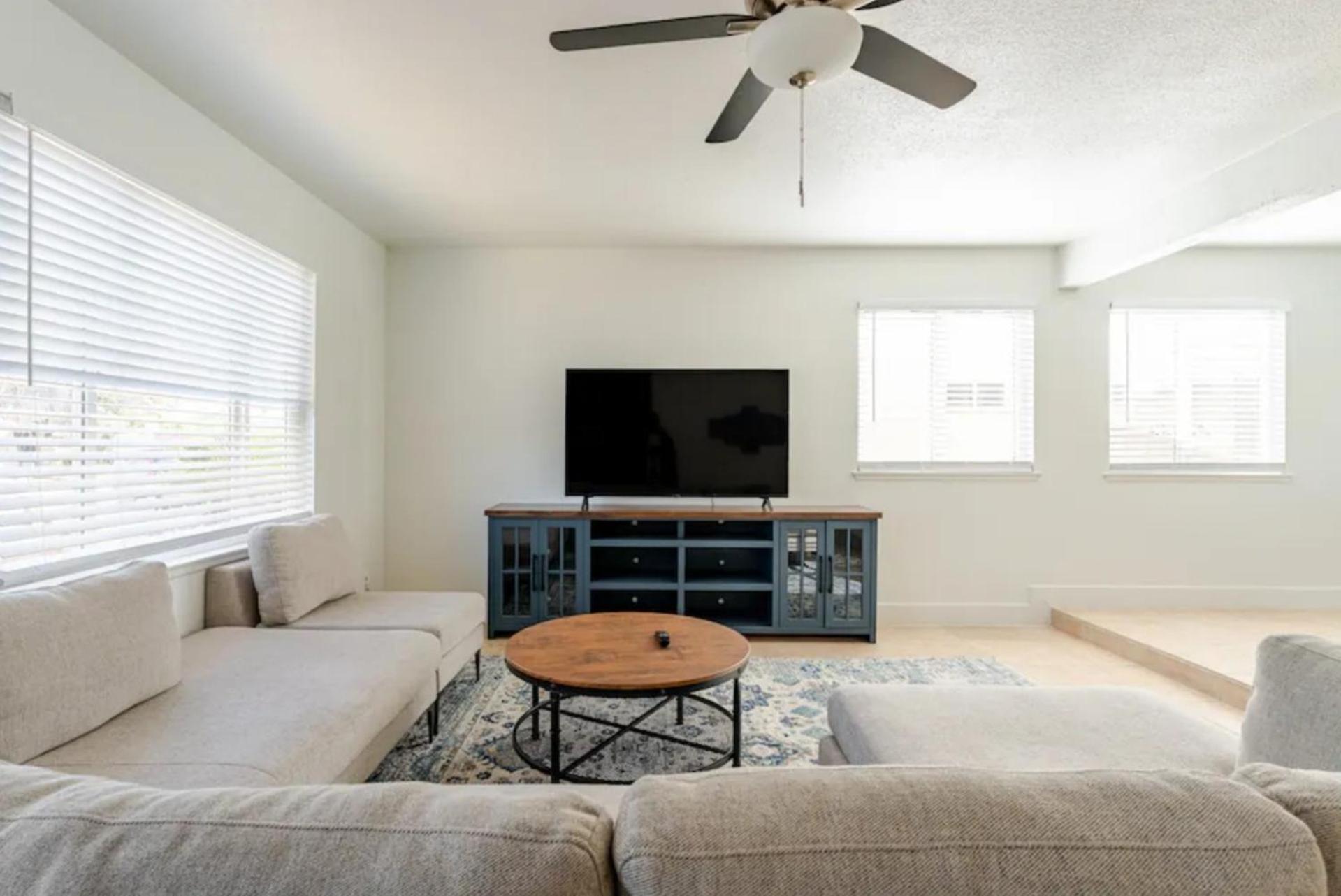Villa Oasis In The Desert With Huge Heated Pool And