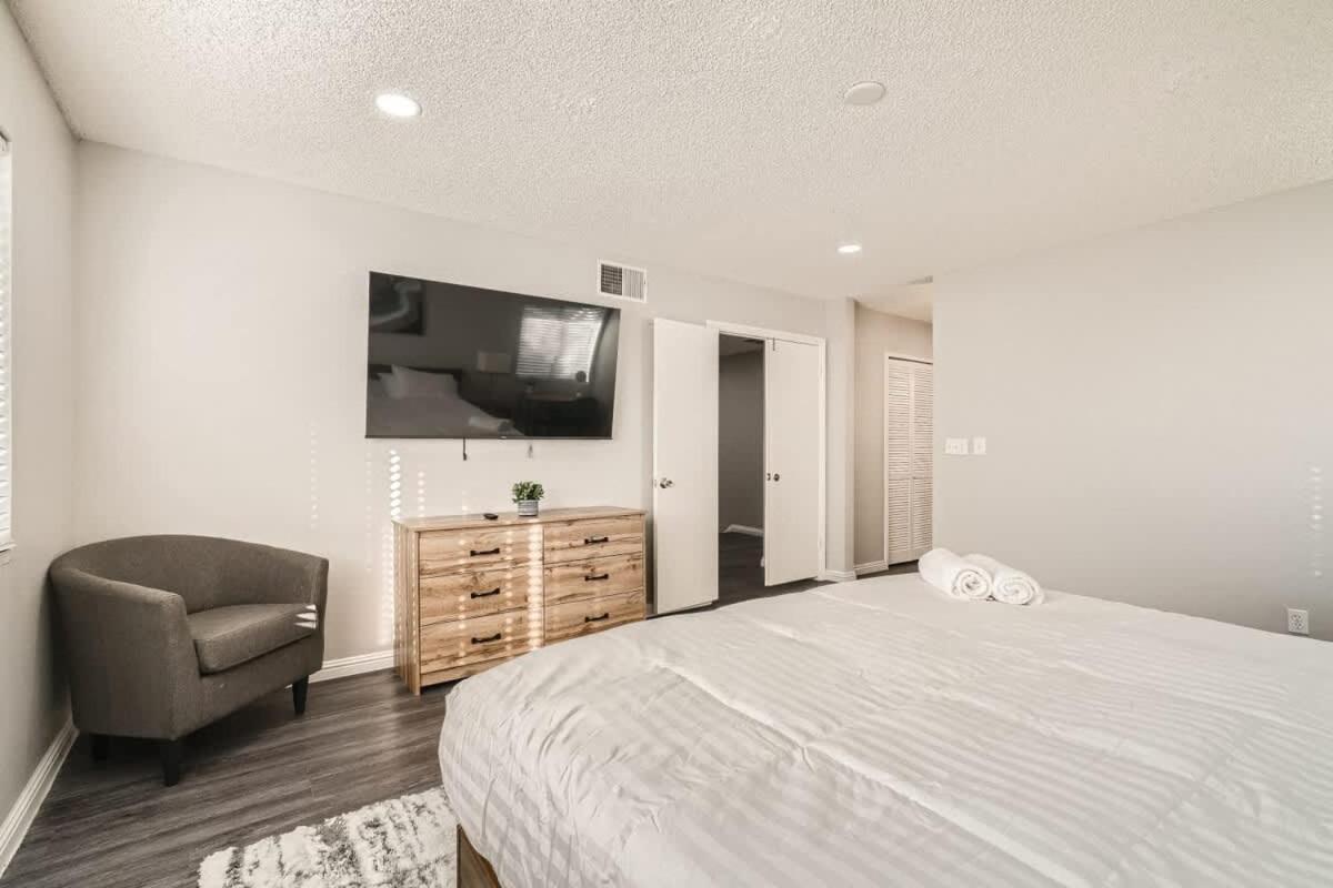 Tropical House With Heated Pool 10 Min To Strip Holiday home Las Vegas