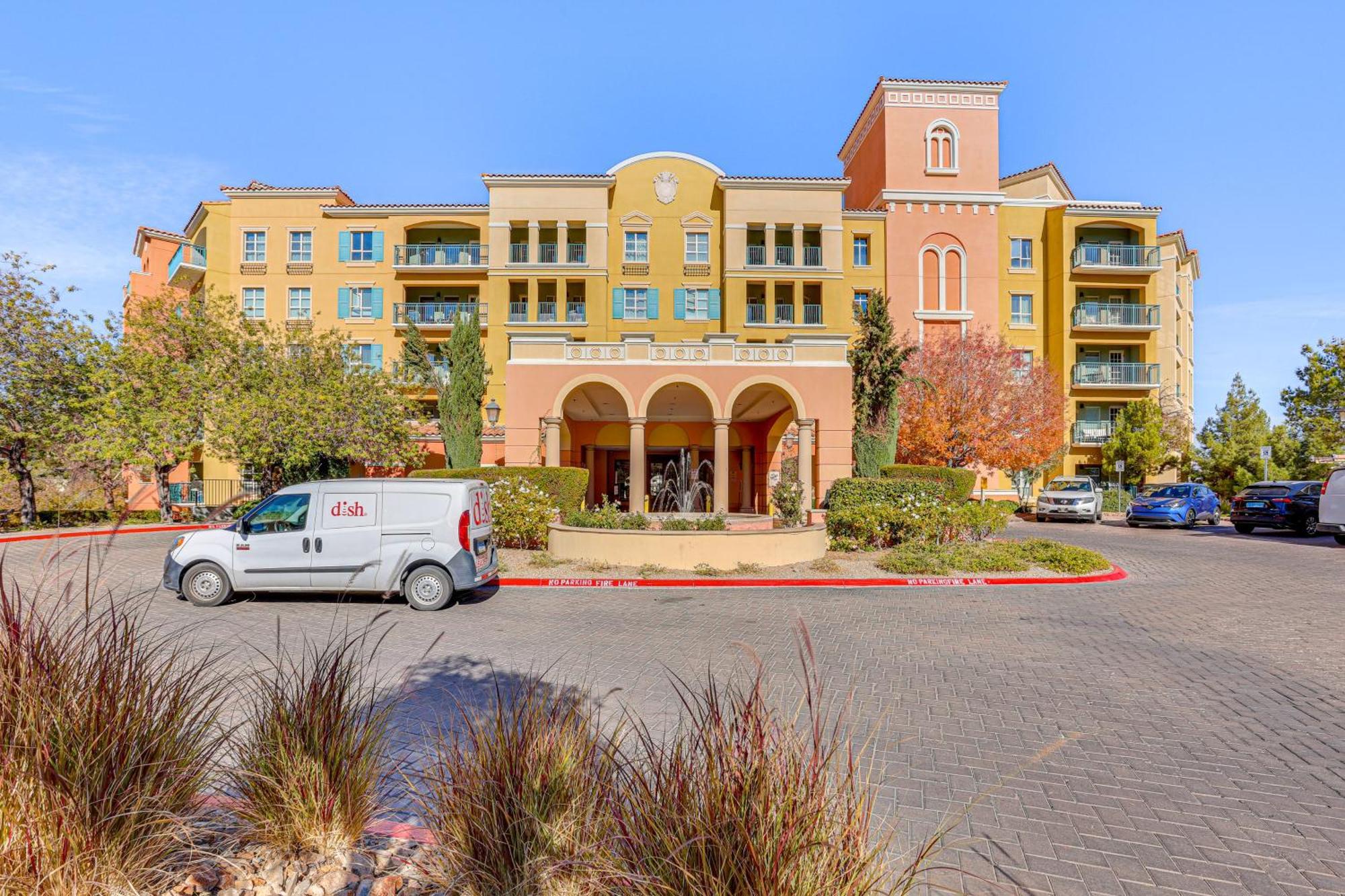 Charming Retreat On Vegas With Pool Access! *