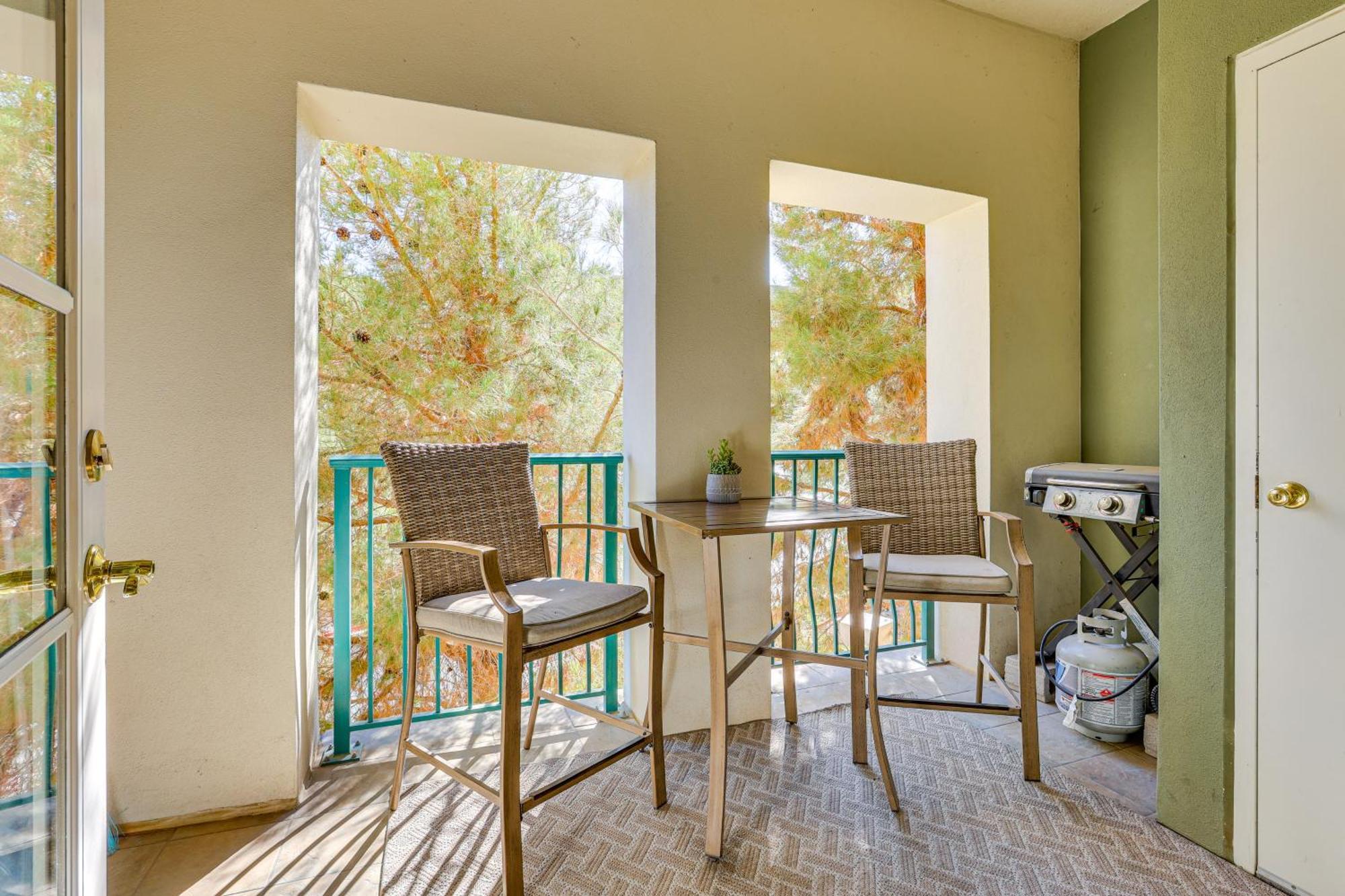 Charming Retreat On Vegas With Pool Access!