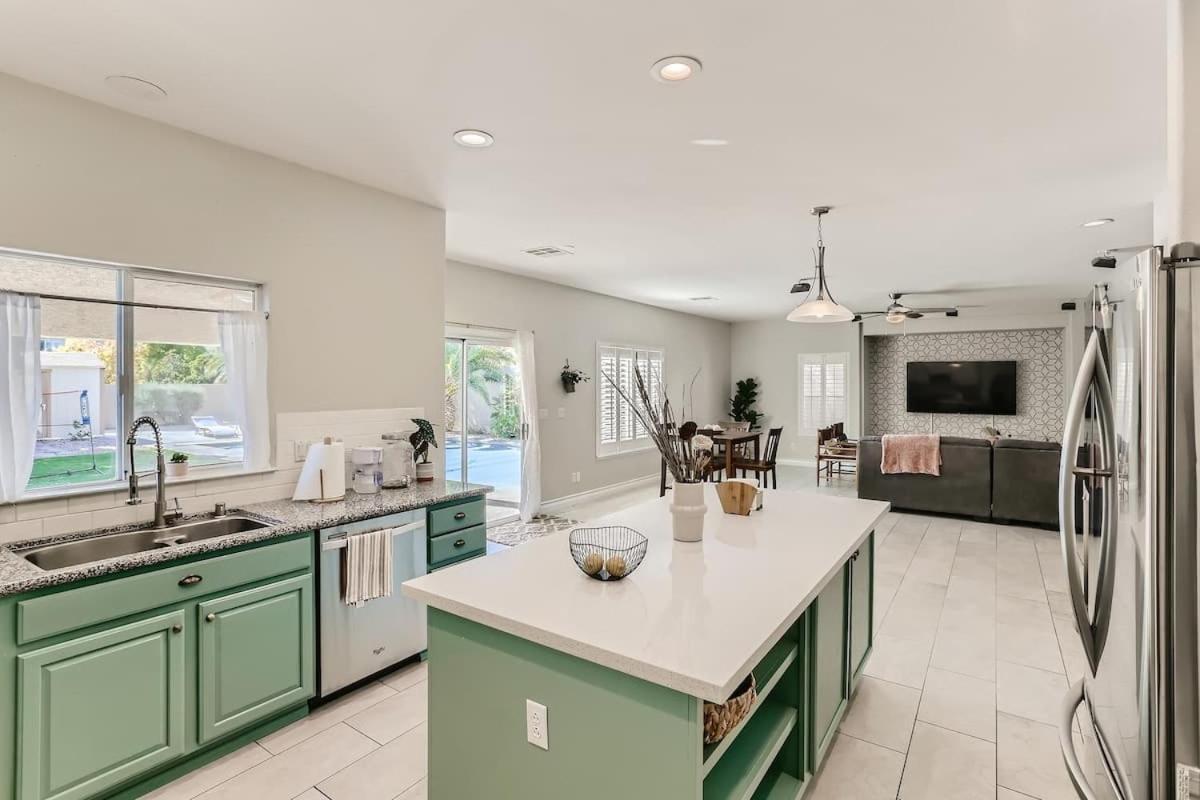 Spacious Luxury Desert Retreat With Heated Pool Putt Putt And A Playground For Family Holiday home