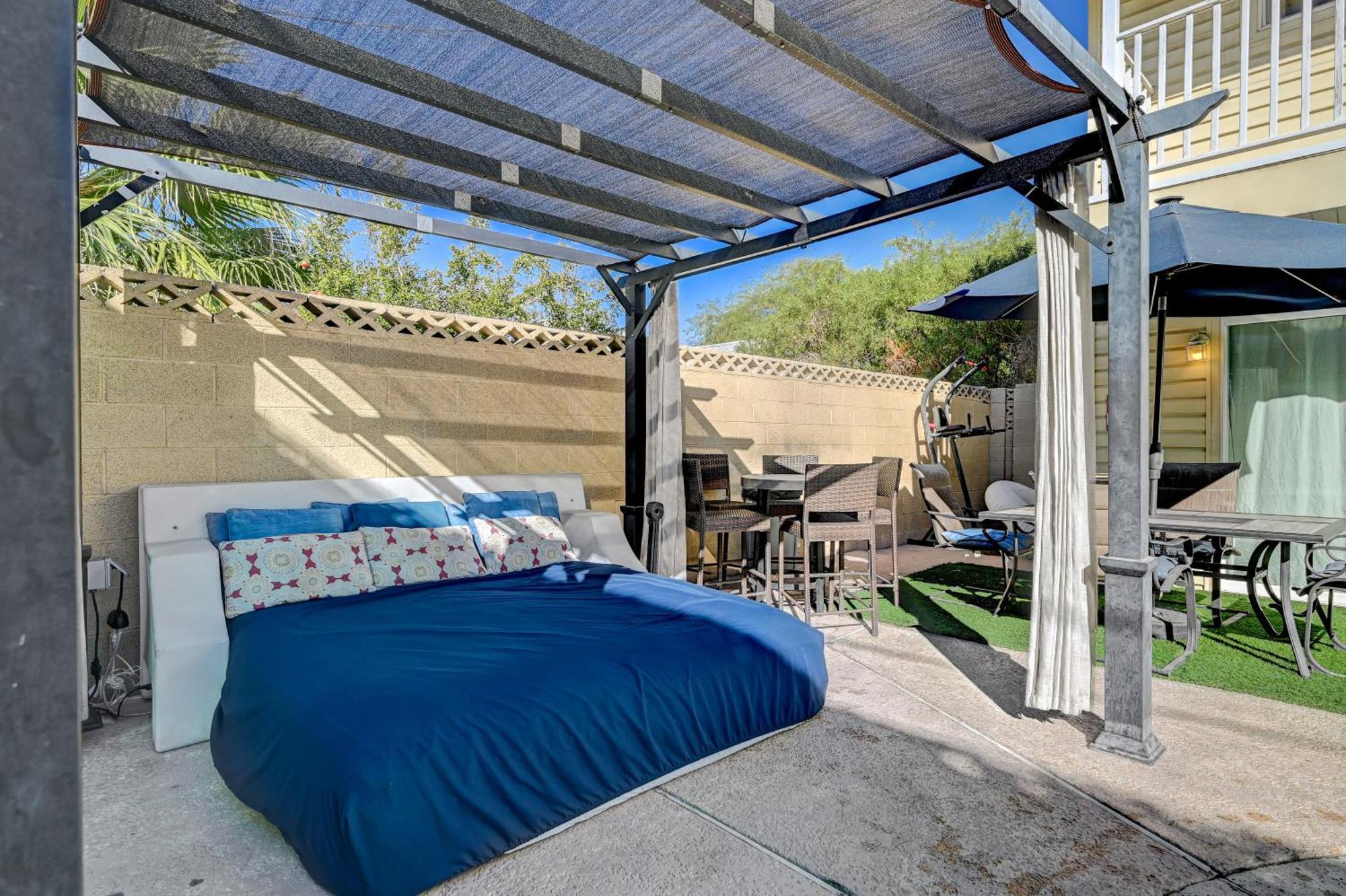 Large House, 15 Beds, Heated Pool, Hot Tub, Bbq, Close To Strip *
