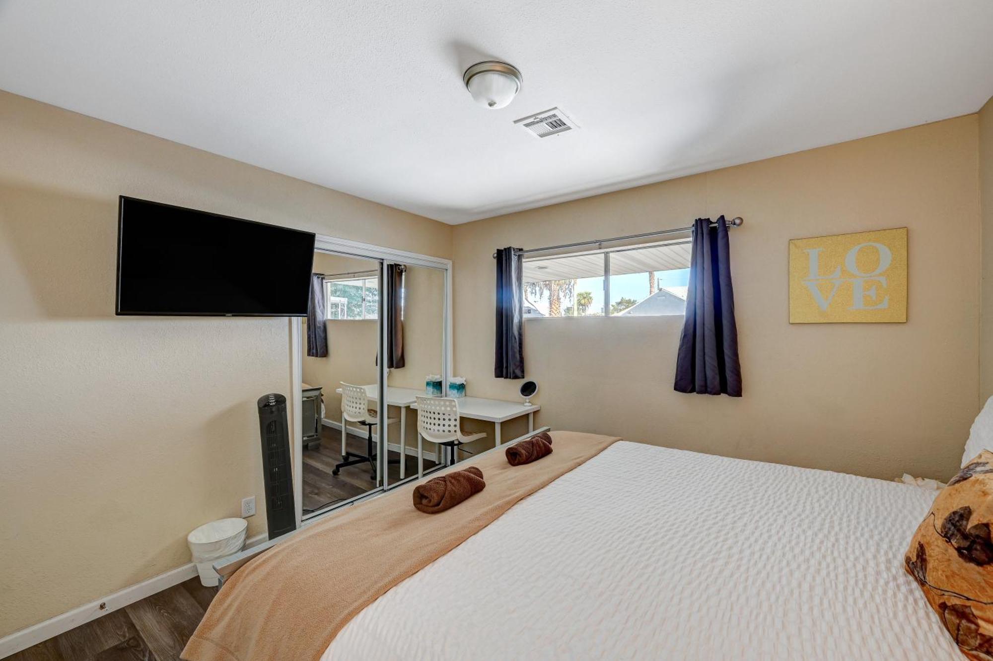 Large House, 15 Beds, Heated Pool, Hot Tub, Bbq, Close To Strip Villa Las Vegas