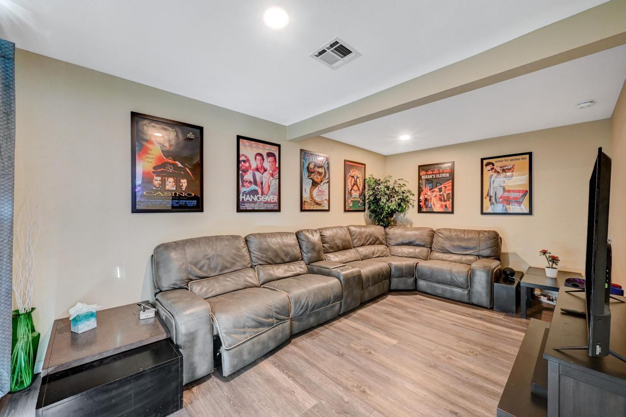 Large House, 15 Beds, Heated Pool, Hot Tub, Bbq, Close To Strip Las Vegas