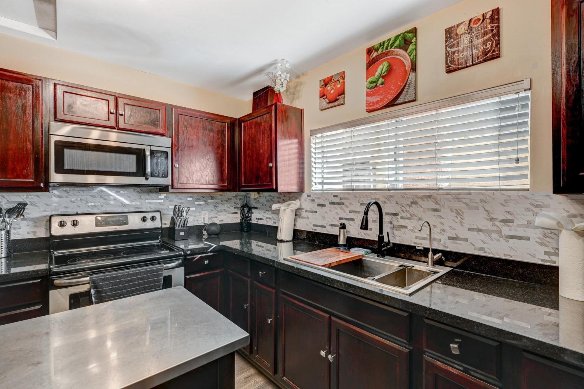 Large House, 15 Beds, Heated Pool, Hot Tub, Bbq, Close To Strip *