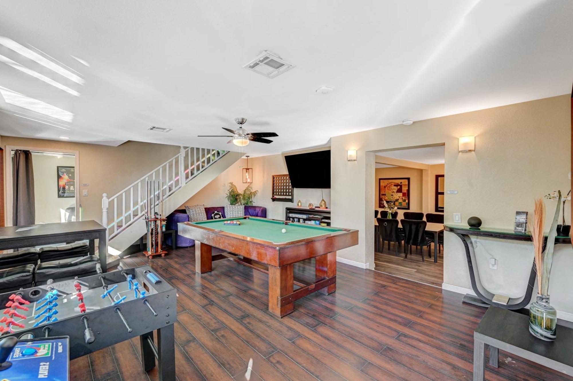 Large House, 15 Beds, Heated Pool, Hot Tub, Bbq, Close To Strip