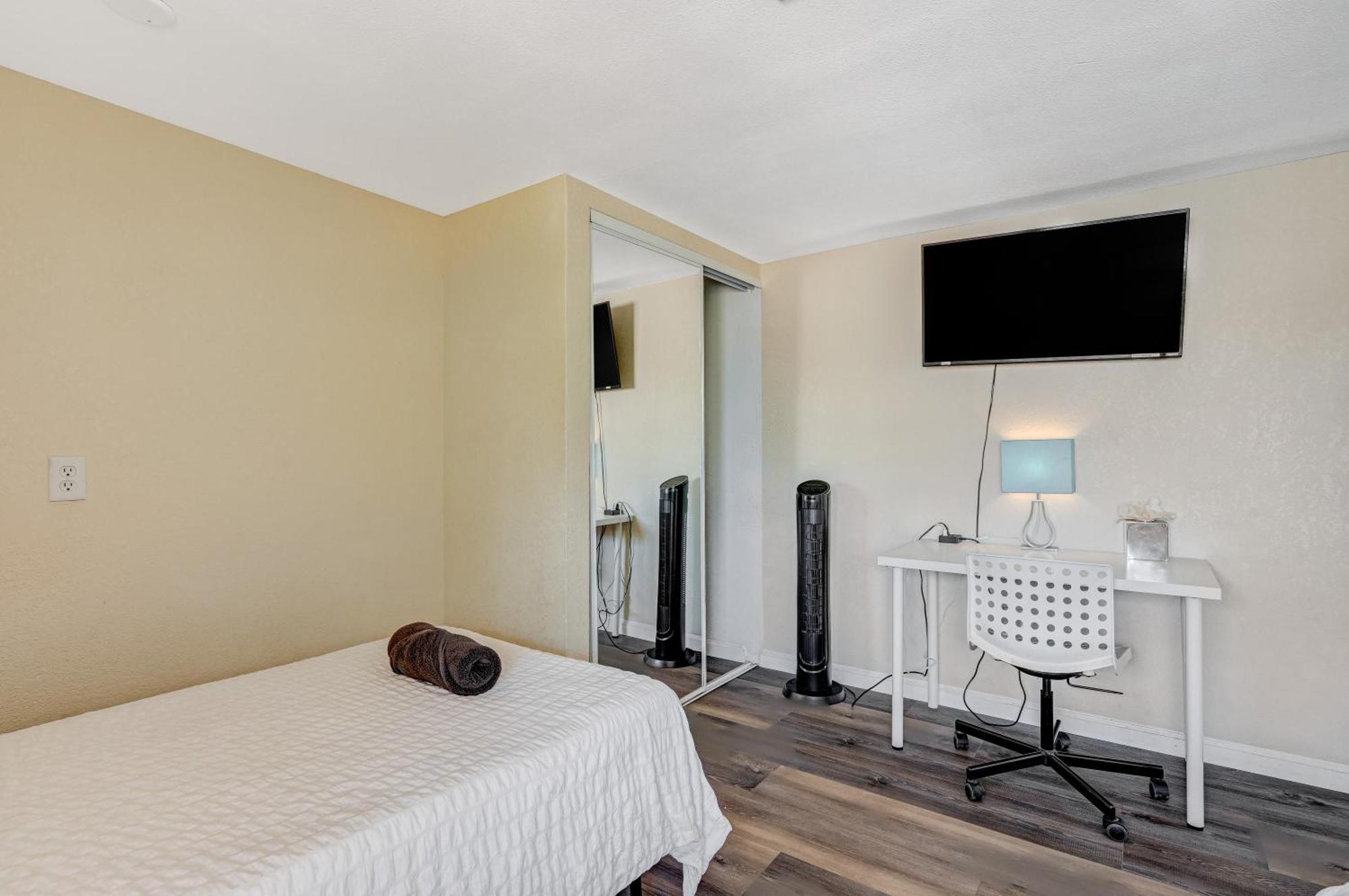 Large House, 15 Beds, Heated Pool, Hot Tub, Bbq, Close To Strip Villa