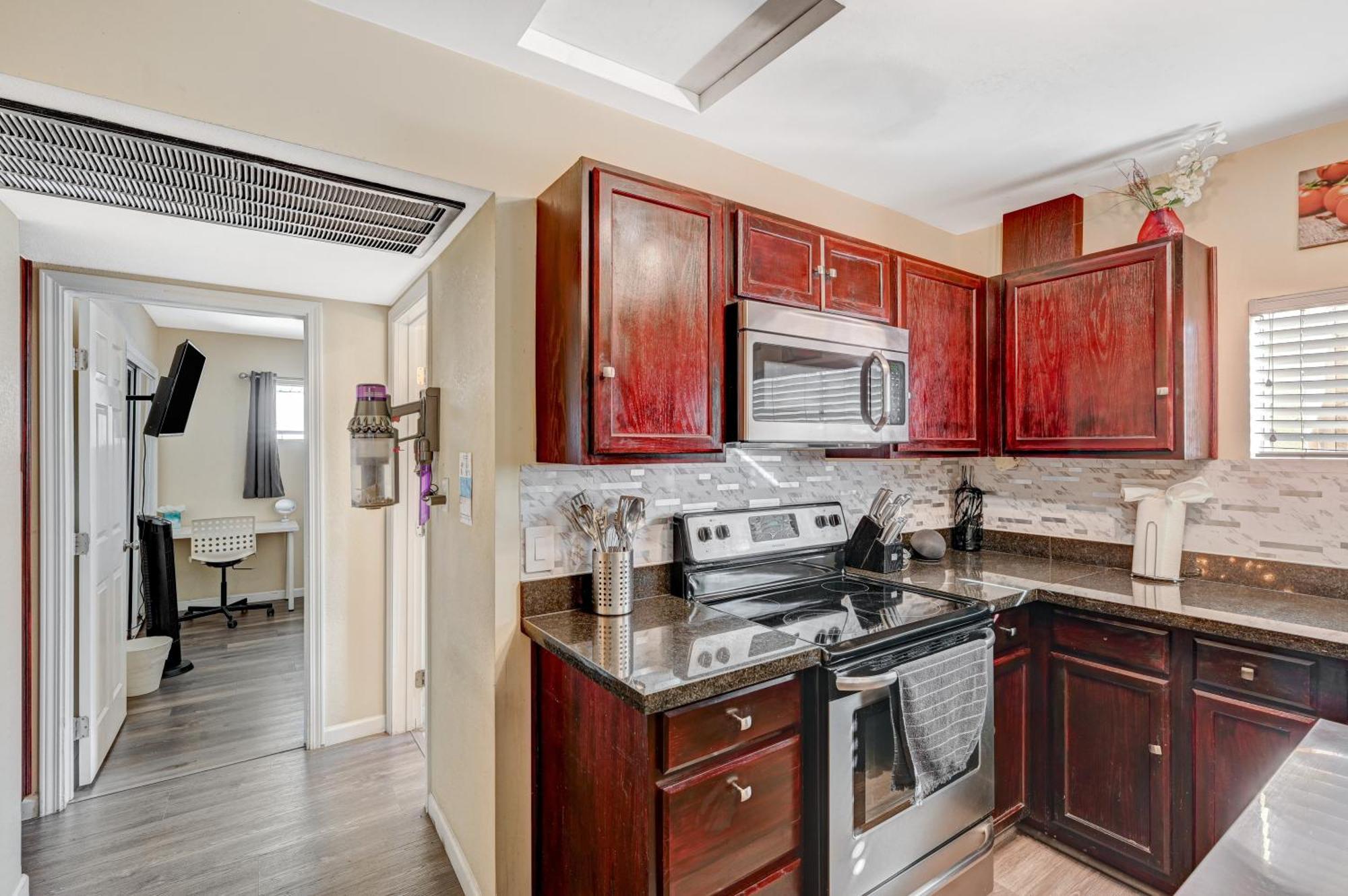 Large House, 15 Beds, Heated Pool, Hot Tub, Bbq, Close To Strip Las Vegas