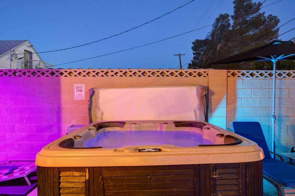 Large House, 15 Beds, Heated Pool, Hot Tub, Bbq, Close To Strip
