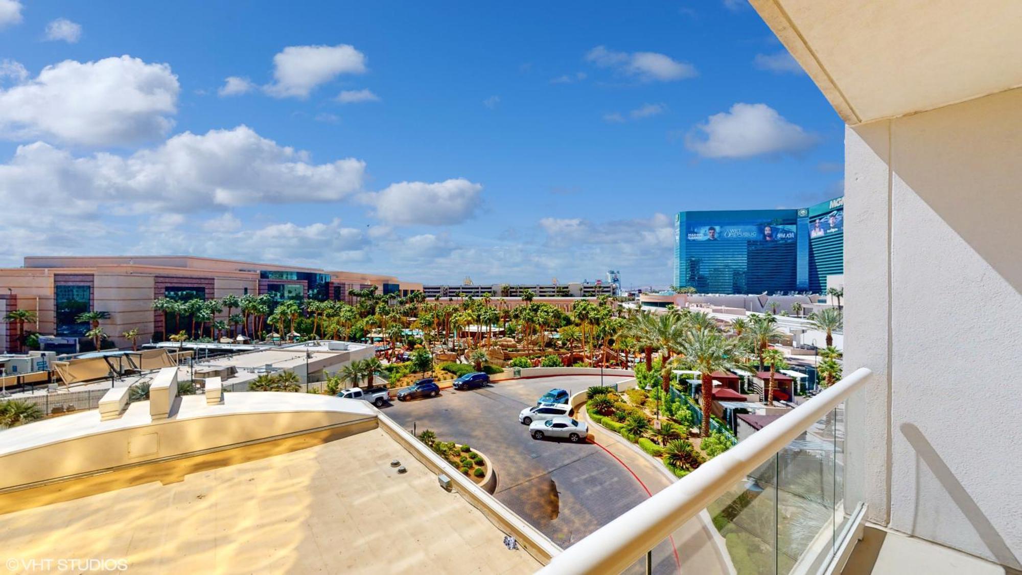 Lady Luck's Vista - Private Balcony - Full Kitchen - Two Full Baths - Jetted Tub - Full Mgm Grand Access W No Fee At Mgm Signature Aparthotel *