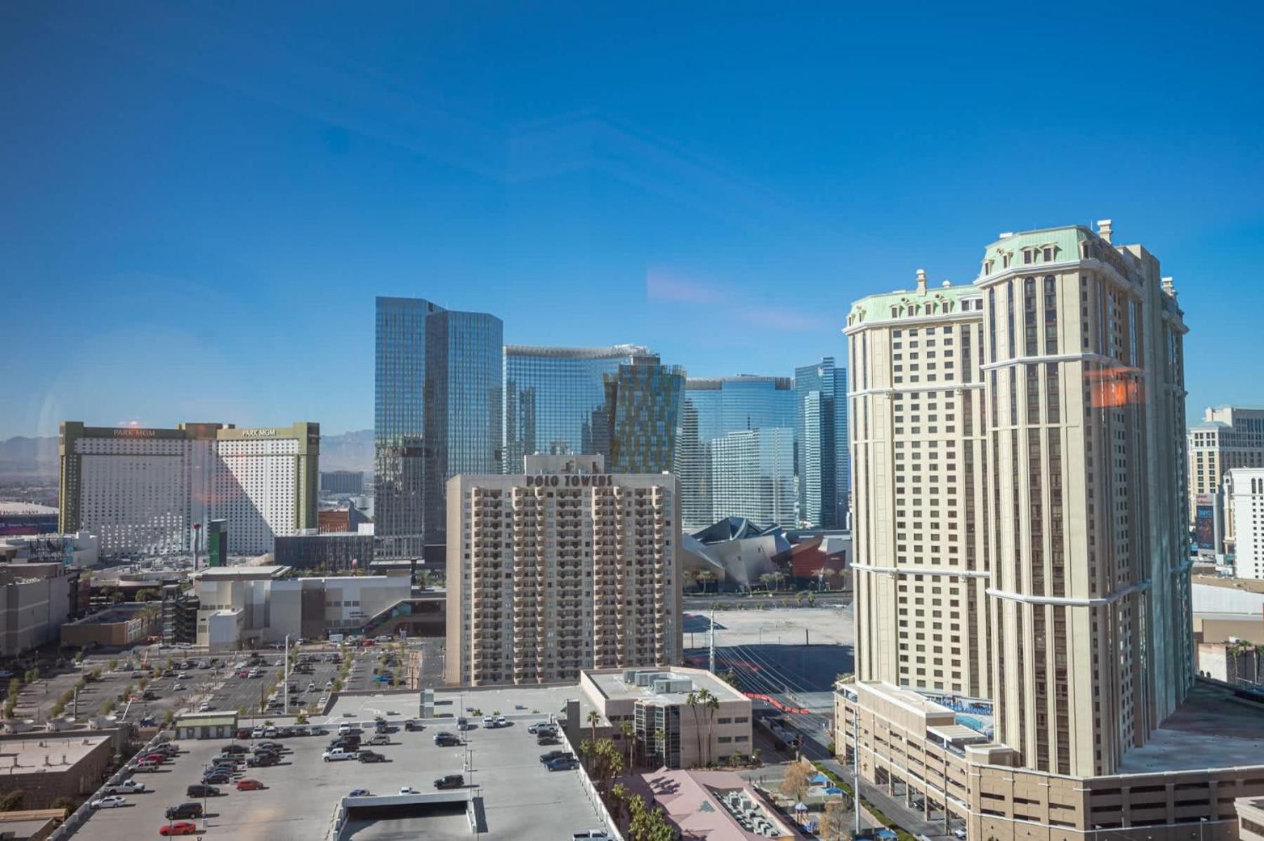 No Fee Strip View Suite+ Free Valet + Pool Holiday home *