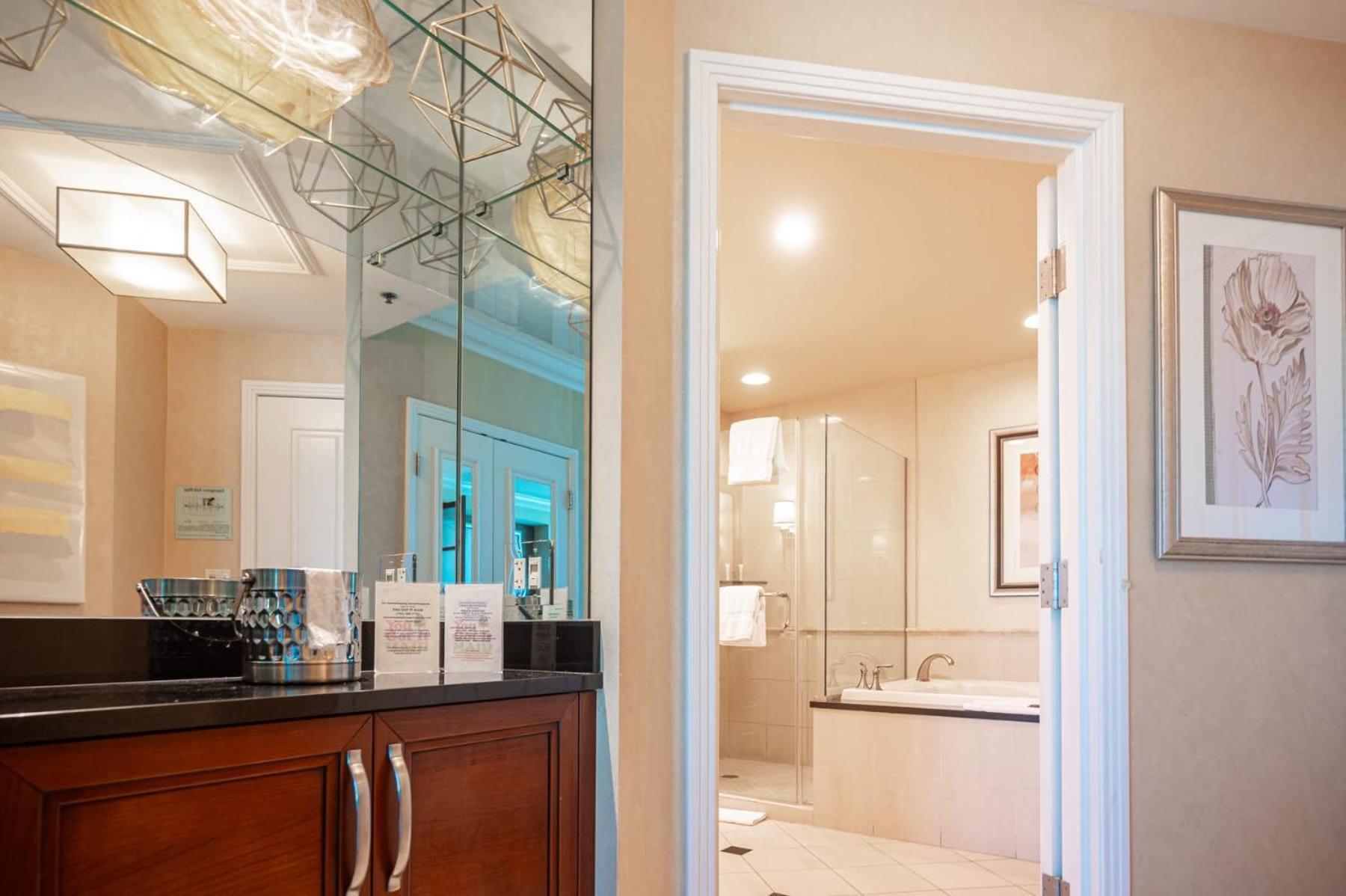 No Fee Strip View Suite+ Free Valet + Pool