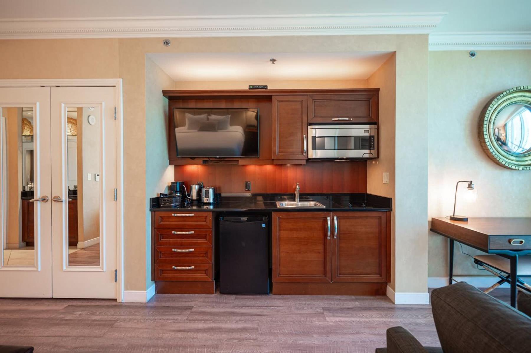 No Fee Strip View Suite+ Free Valet + Pool *