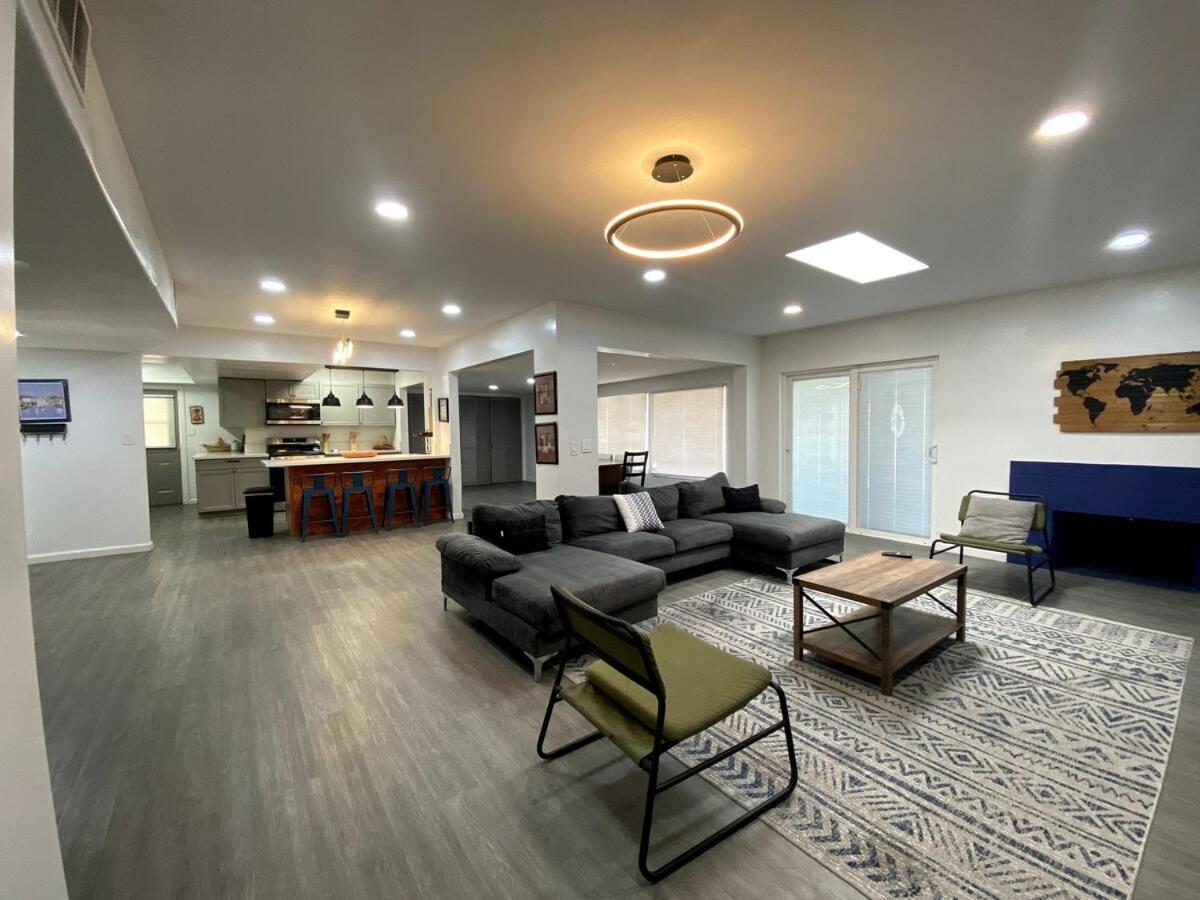 Modern 3 Bedroom Near Strip * Las Vegas