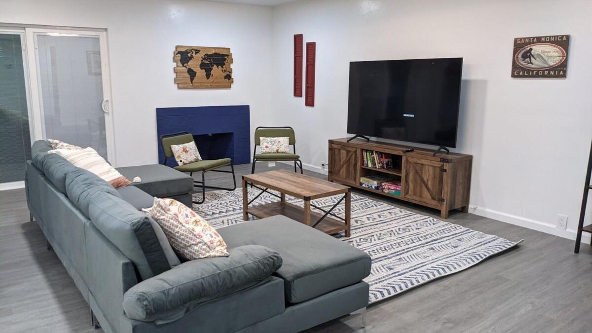 Modern 3 Bedroom Near Strip