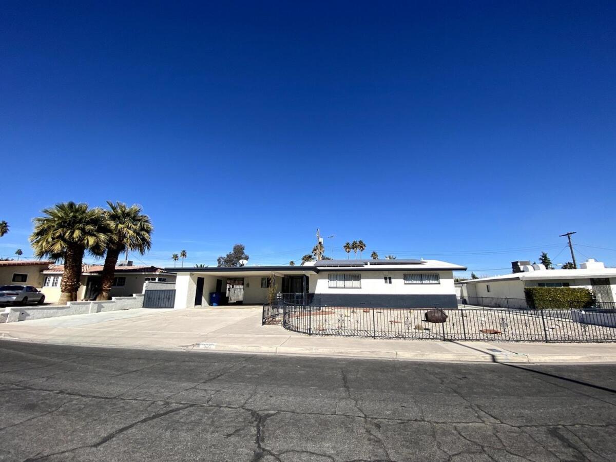 Modern 3 Bedroom Near Strip *