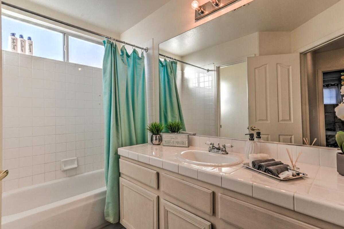 Vegas Vibes 4br With Poolspa, Perfect For Groups Casa de férias