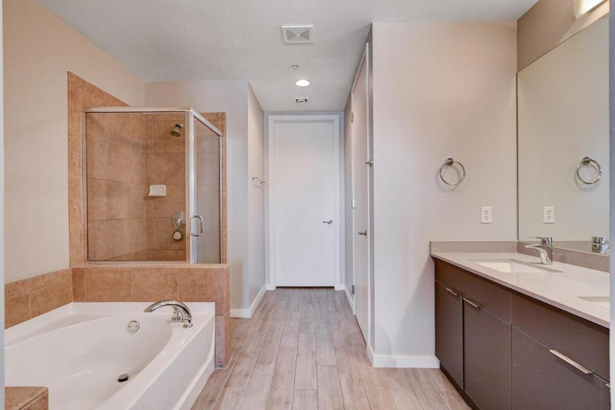 Apartment Gorgeous 1 Bed 2 Bath High Rise