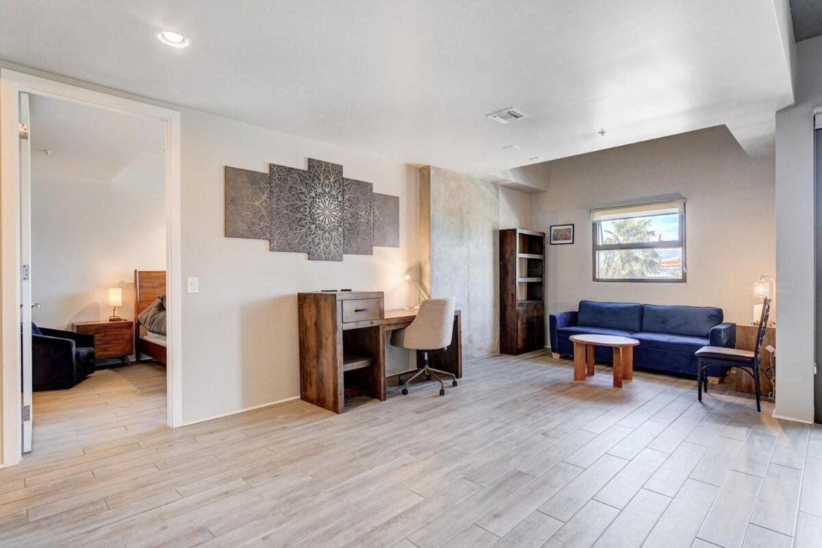 Gorgeous 1 Bed 2 Bath High Rise Apartment *