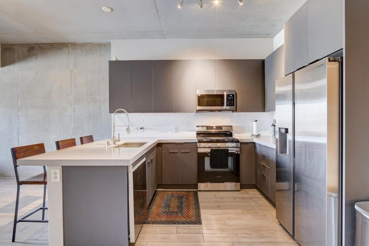 Gorgeous 1 Bed 2 Bath High Rise *