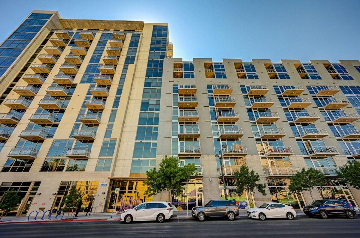 Gorgeous 1 Bed 2 Bath High Rise