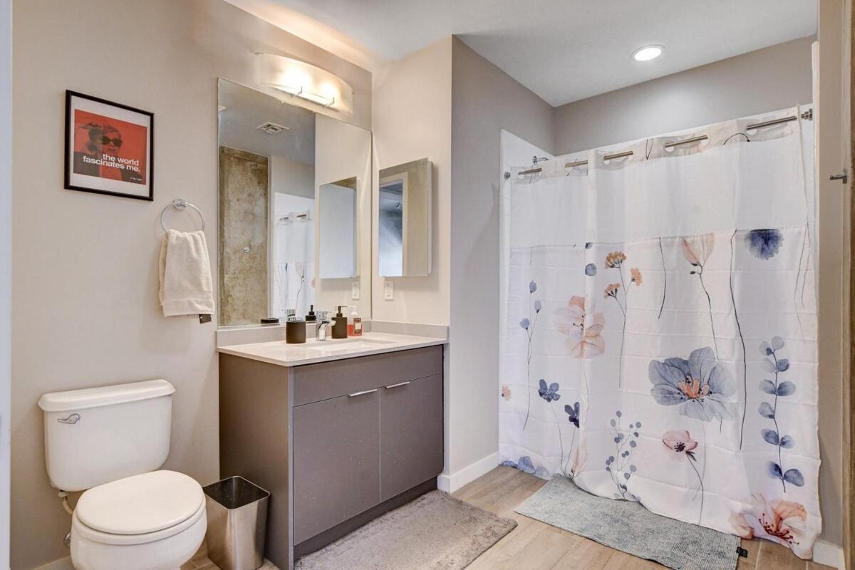 Gorgeous 1 Bed 2 Bath High Rise Apartment *