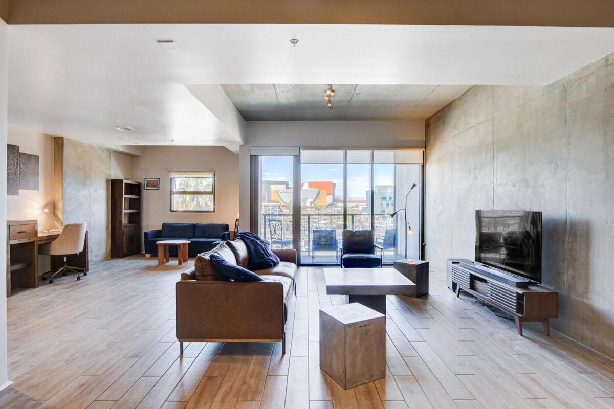 Gorgeous 1 Bed 2 Bath High Rise Apartment
