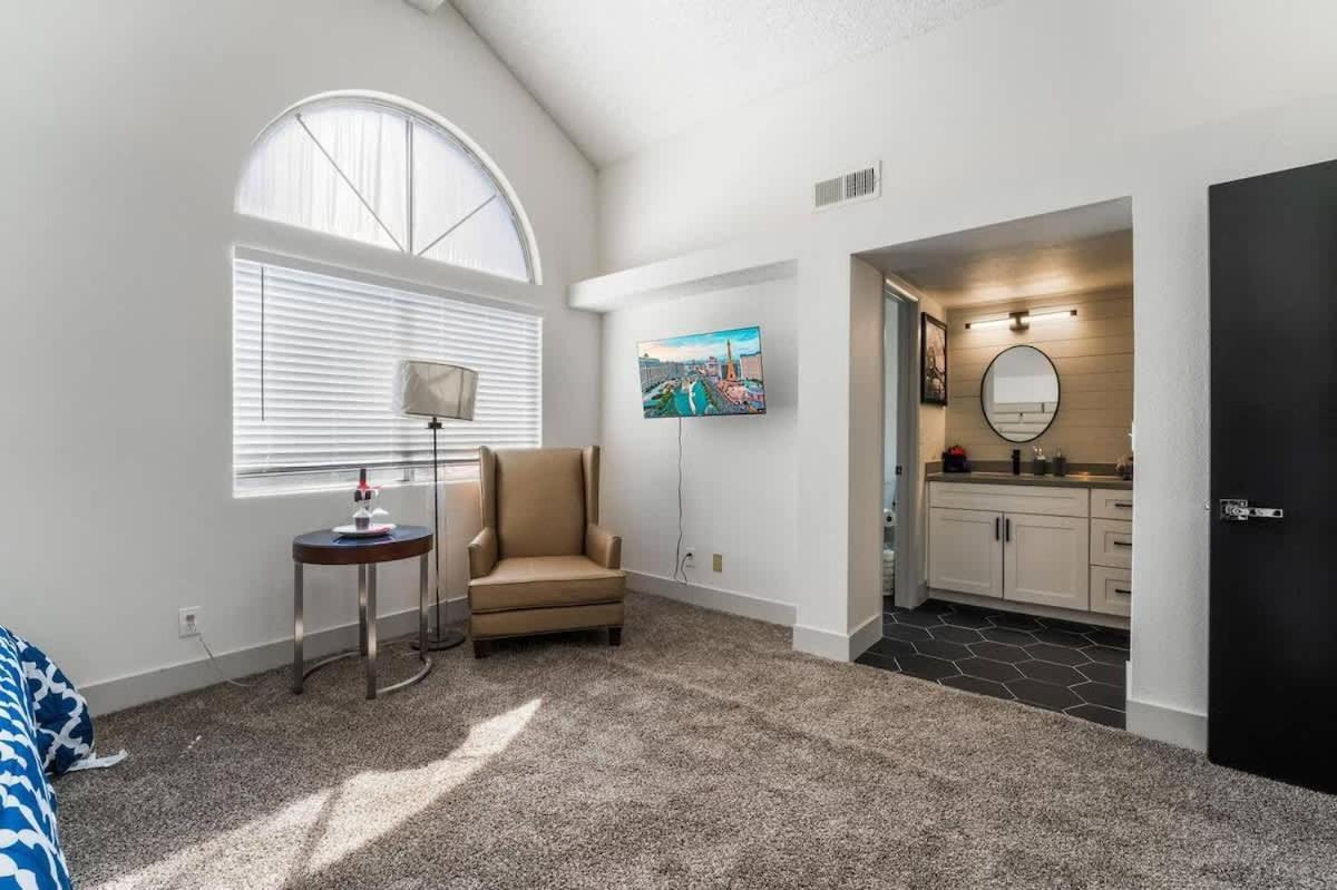 Bright Big Lights Your Near The Strip Villa *