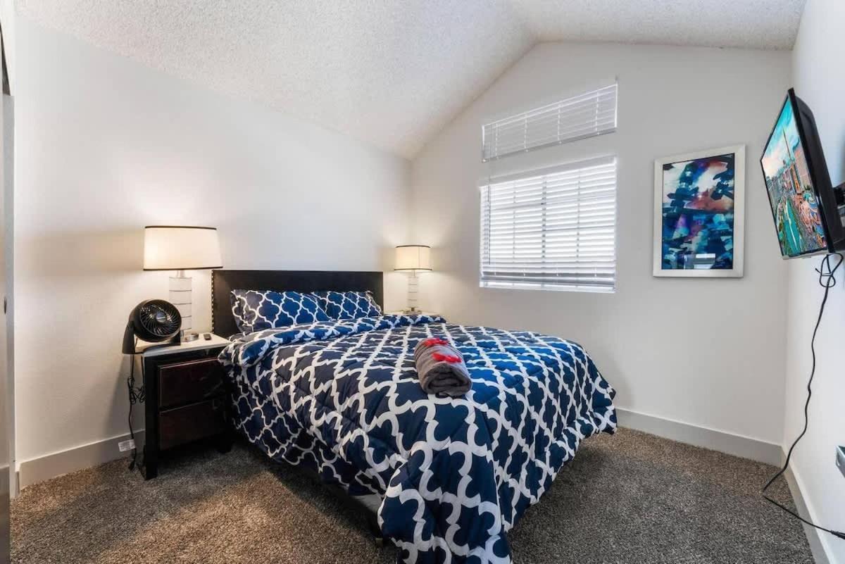Bright Big Lights Your Near The Strip Villa
