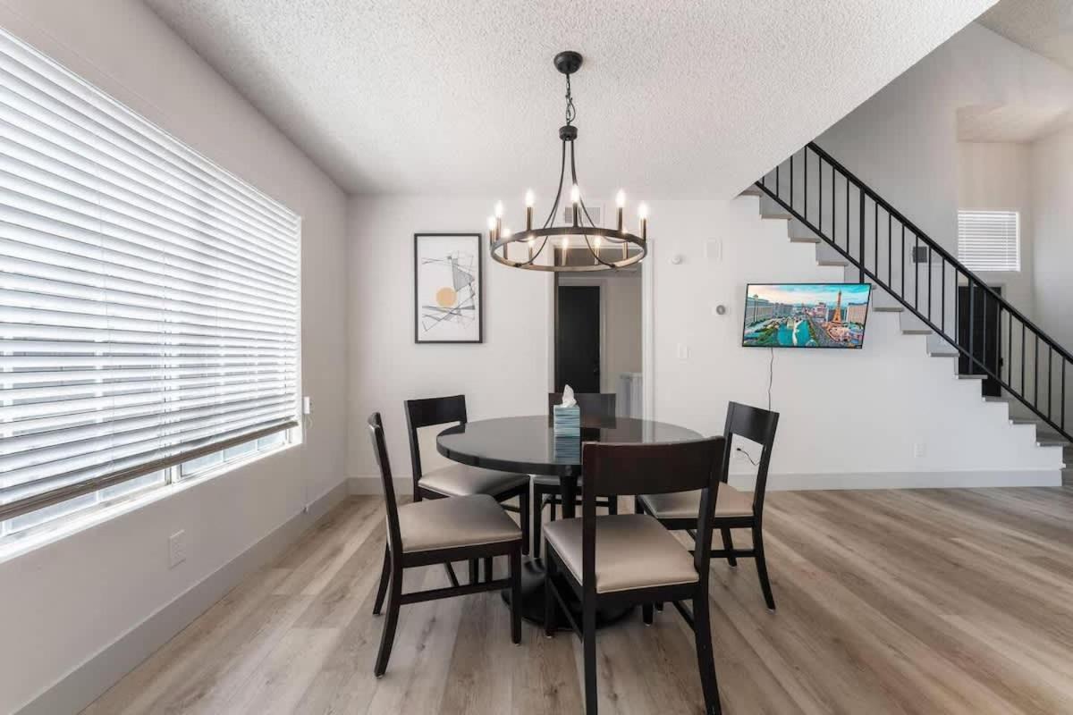 Bright Big Lights Your Near The Strip Villa