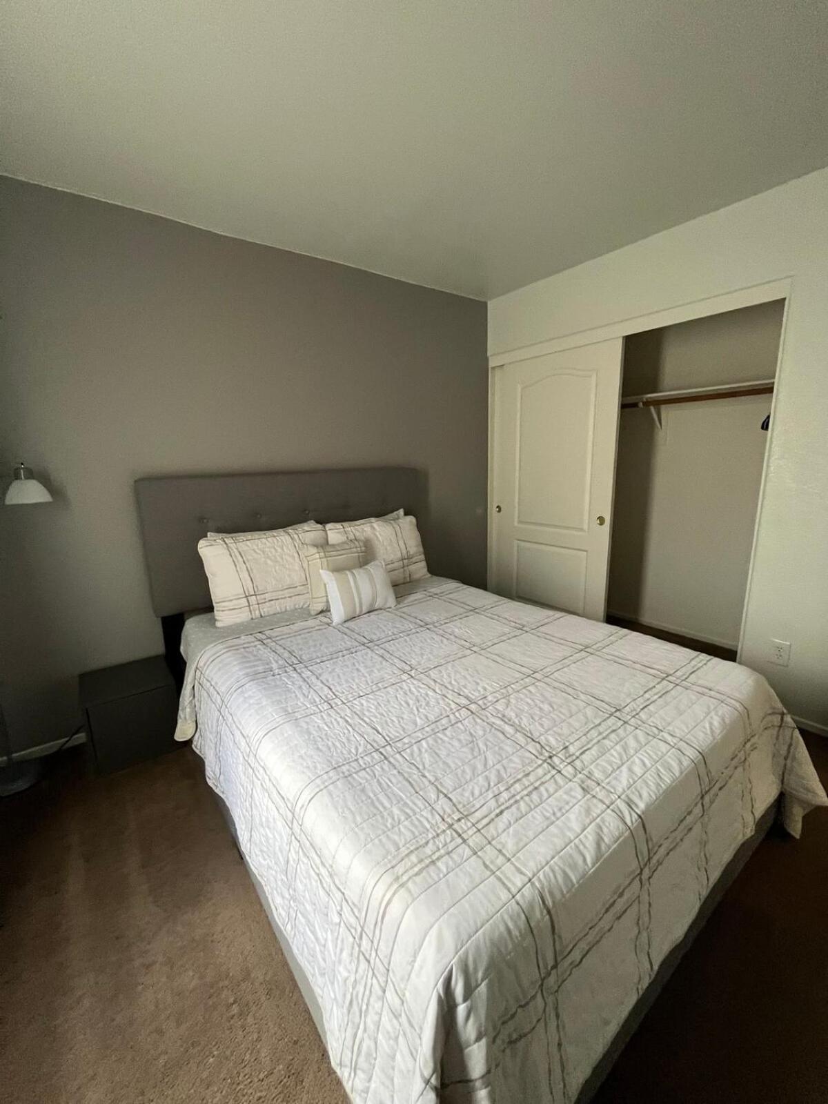 Beautiful 2 Story 20 Minutes From The Strip *