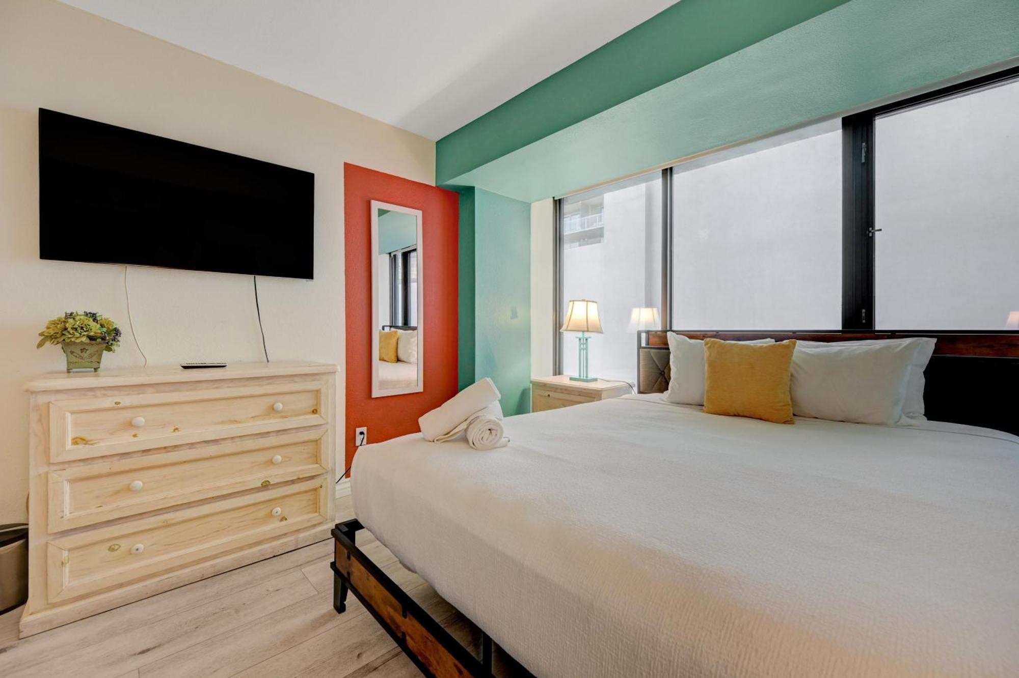 Penthouse With Epic Strip Views - 2bd & 2ba - No Fees! Apartment *