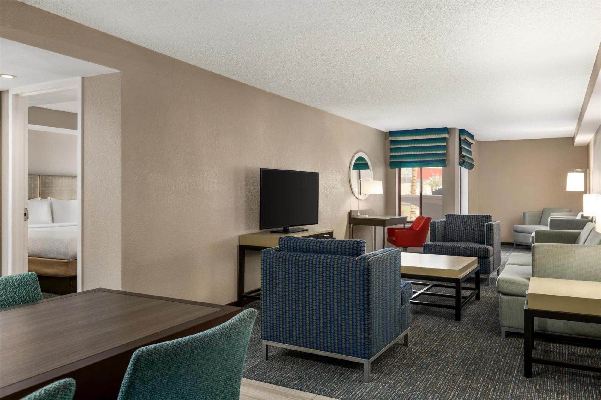 Hampton Tropicana 3*