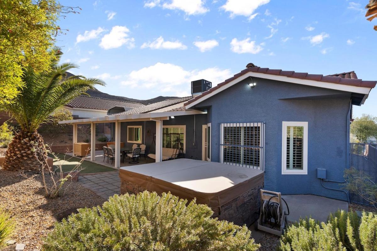 Bold Blue Retreat In Henderson Holiday home