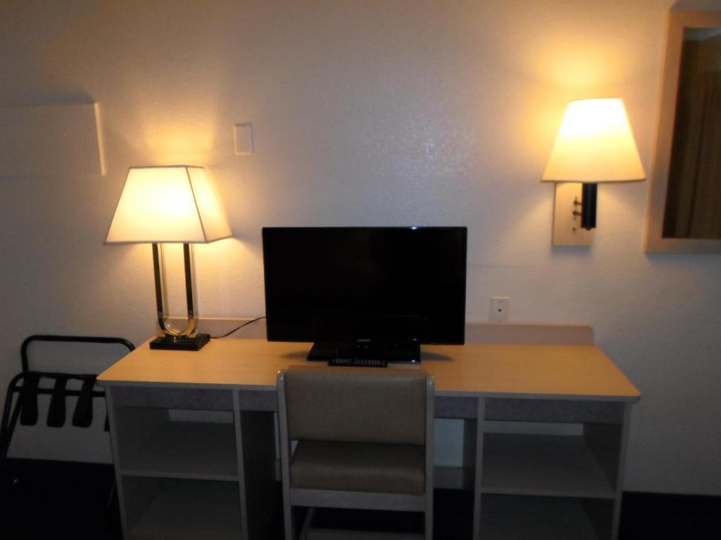 Howard Johnson By Wyndham Vegas Near The Strip 2*