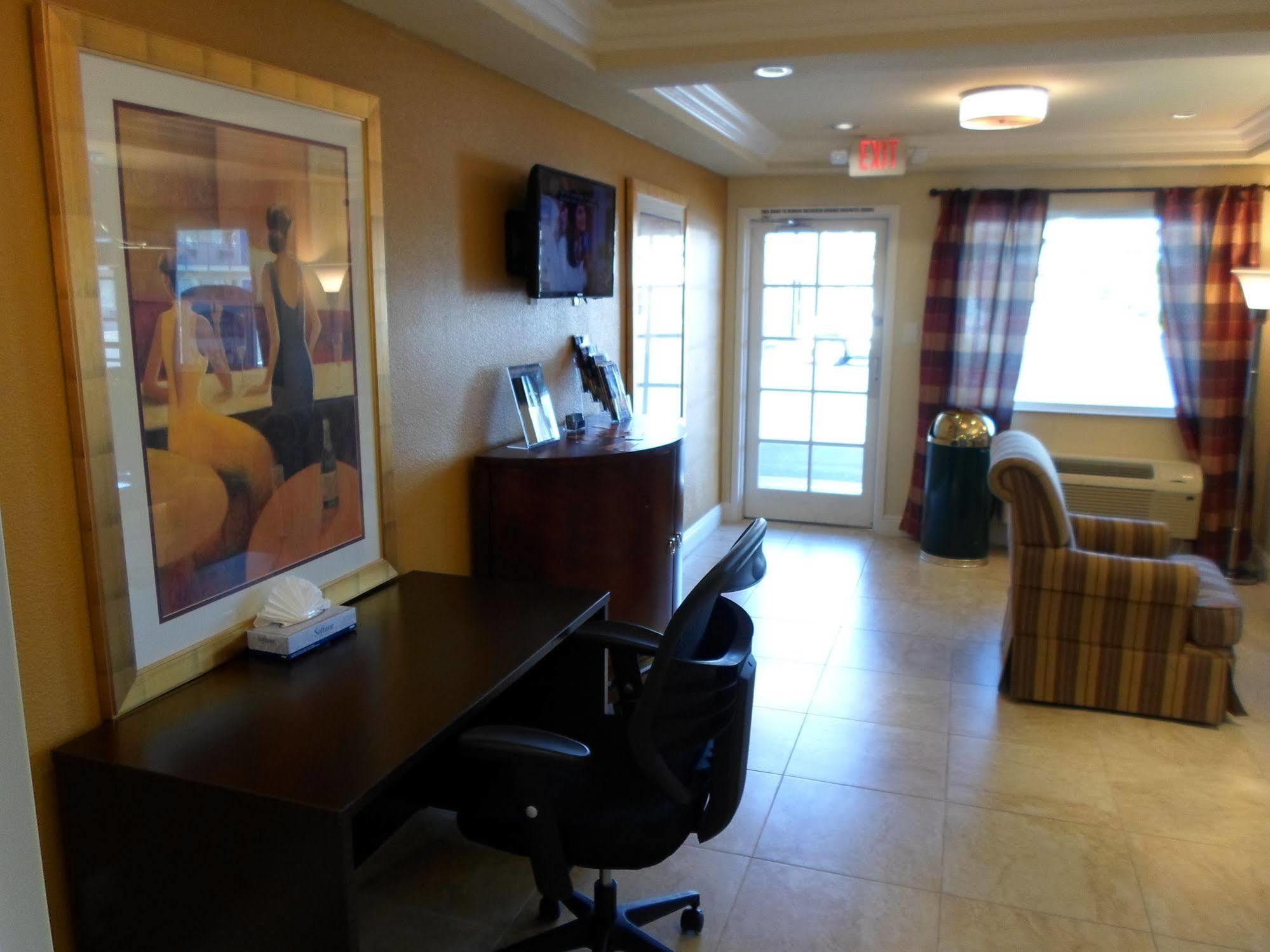 Howard Johnson By Wyndham Vegas Near The Strip 2*