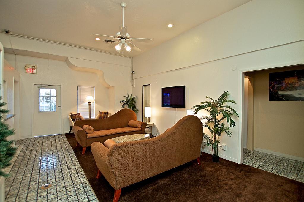 Americana 5 Inn & Suites North *