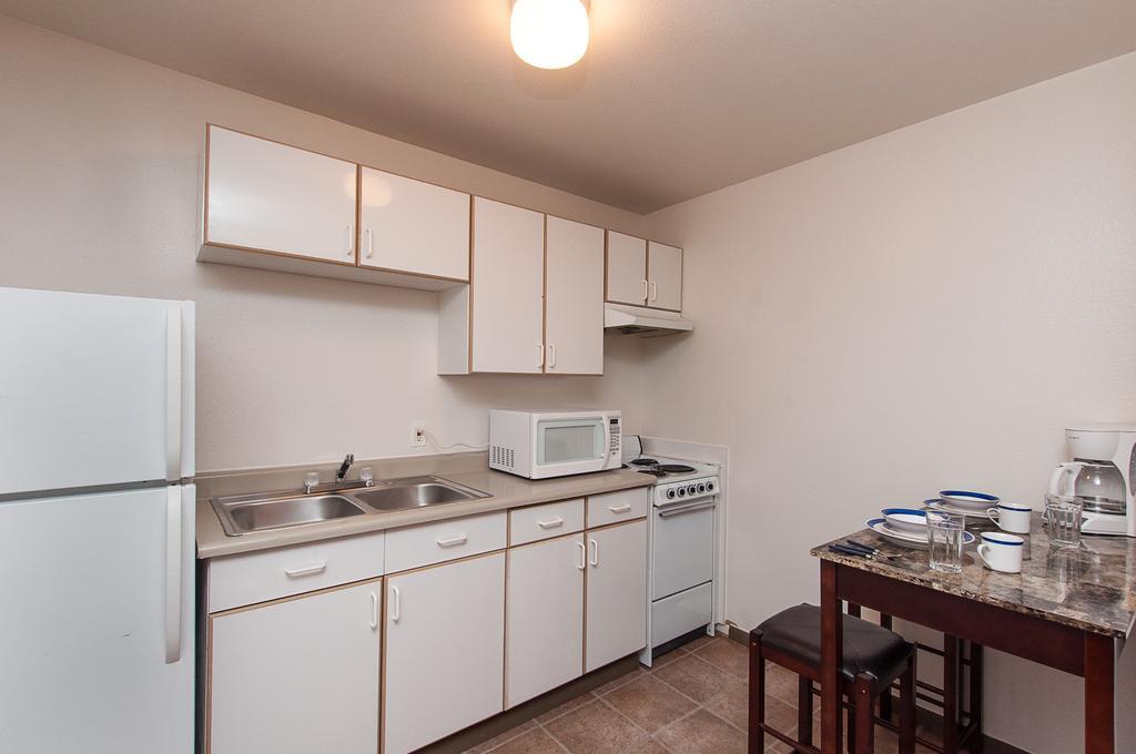 Americana 5 Inn & Suites North *