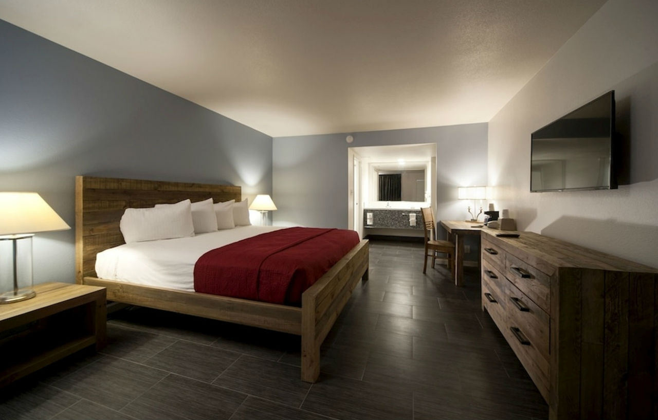 Thunderbird Hotel 2*